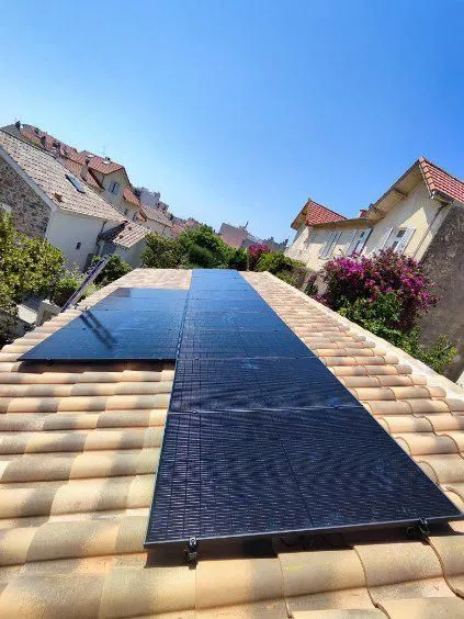 Installation solaire sur un toit du centre ancien de Toulon