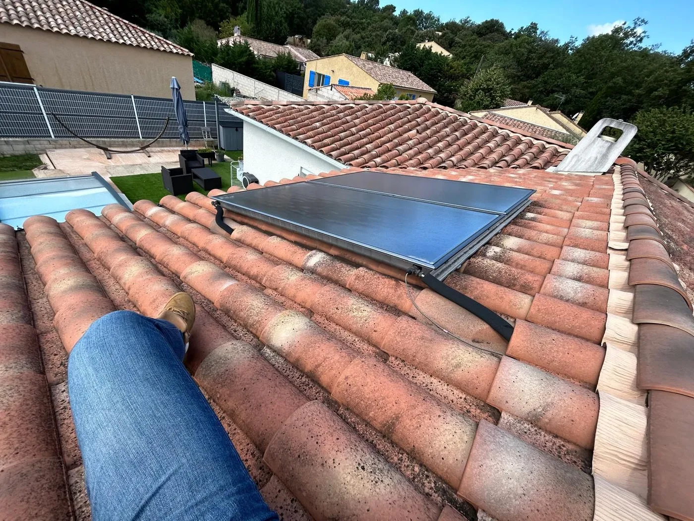 Pose d’un chauffe-eau solaire sur une toiture en tuiles