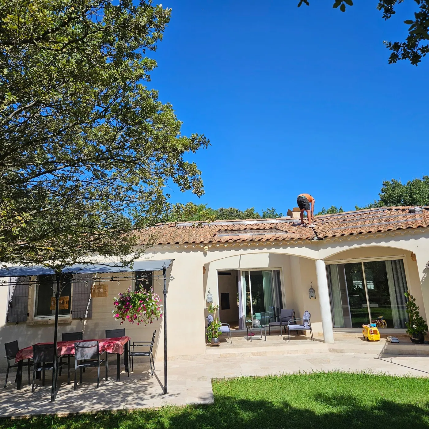 Technicien d’Indépendance Énergétique en train de poser des panneaux sur une villa provençale