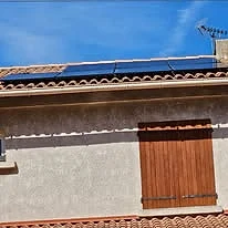 Panneaux posés en bas de toiture