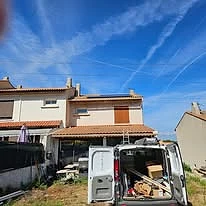 Utilitaire chargé de matériel le jour de la pose