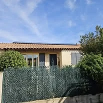 Maison équipée de panneaux, vue depuis la rue
