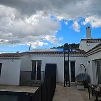 Villa blanche avec panneaux et piscine
