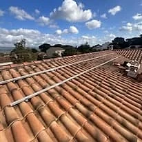 Rails de fixation posés sur les tuiles