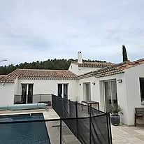 Villa aux cyprès et sa piscine