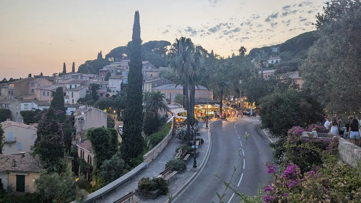 Bormes-les-Mimosas à l’heure bleue, dans le Var