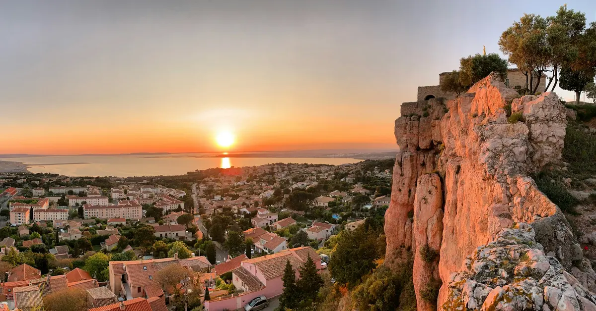 Coucher de soleil sur Vitrolles, dans les Bouches-du-Rhône