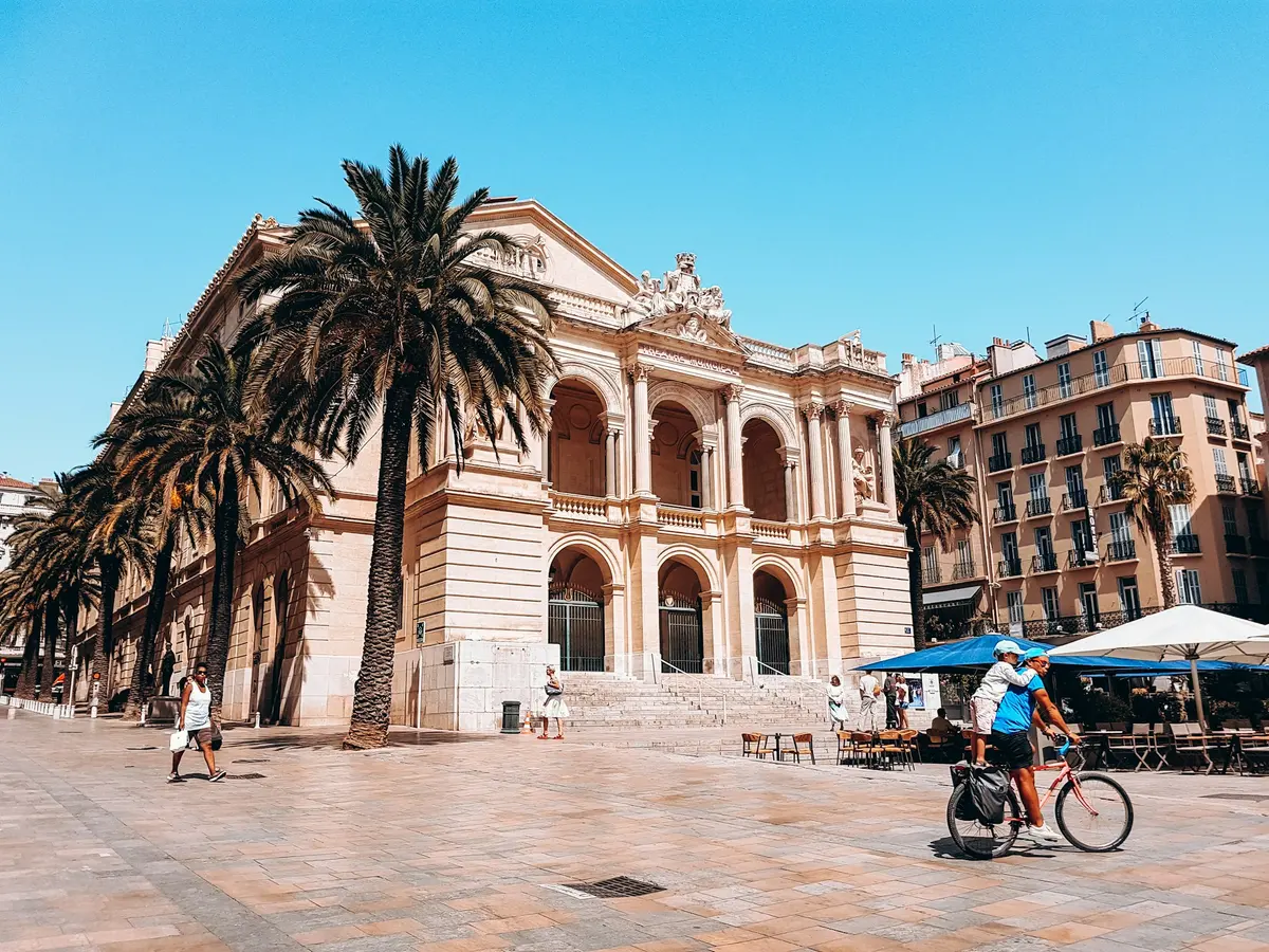 L’opéra de Toulon et ses palmiers