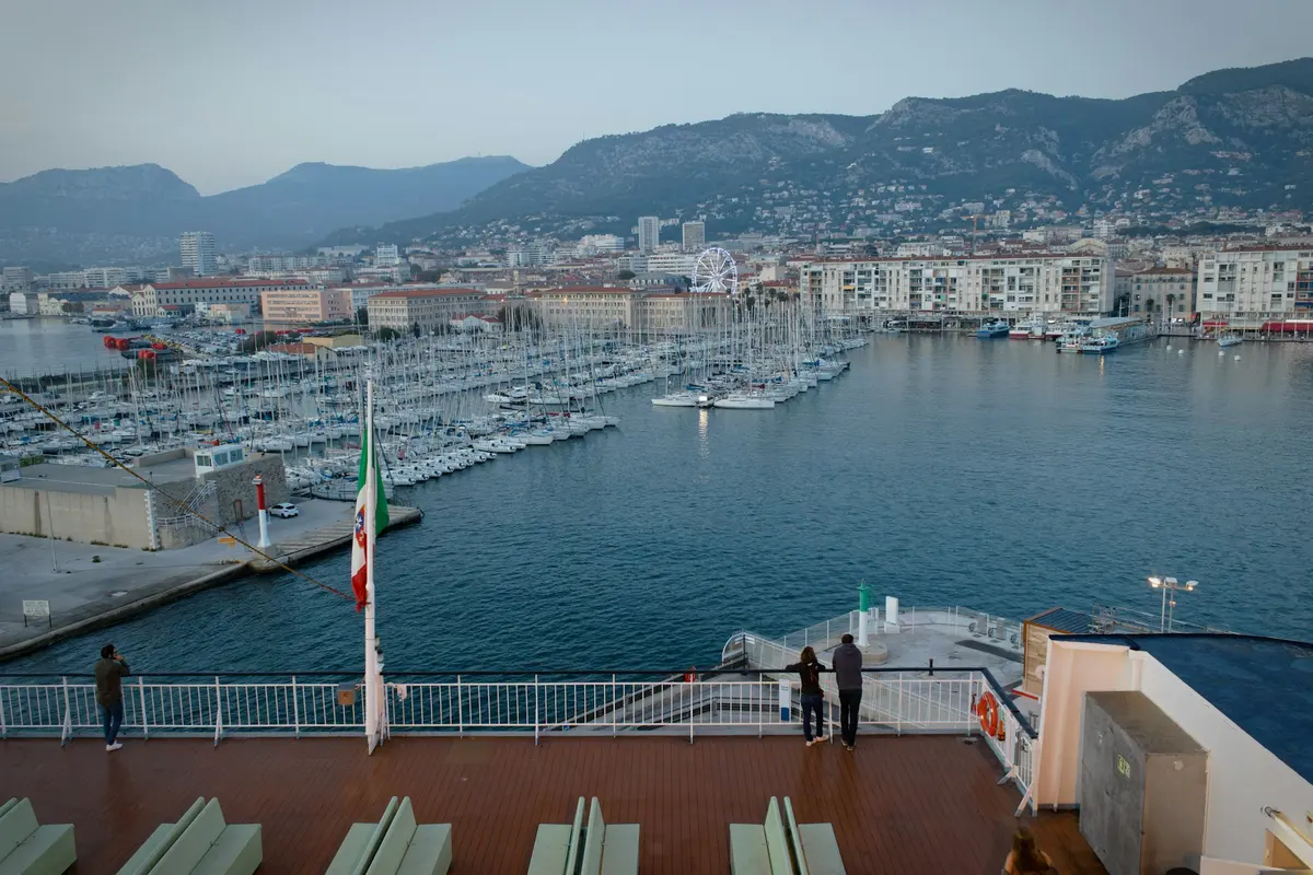 Le port de Toulon au pied du mont Faron