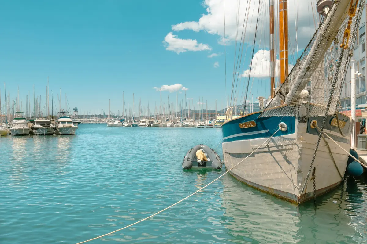 Voilier amarré dans le port de Toulon